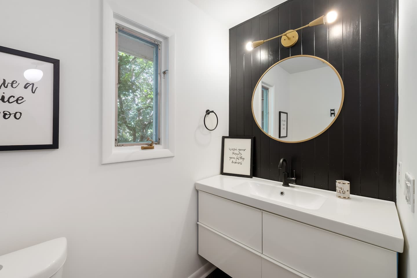 Full bathroom one, second view